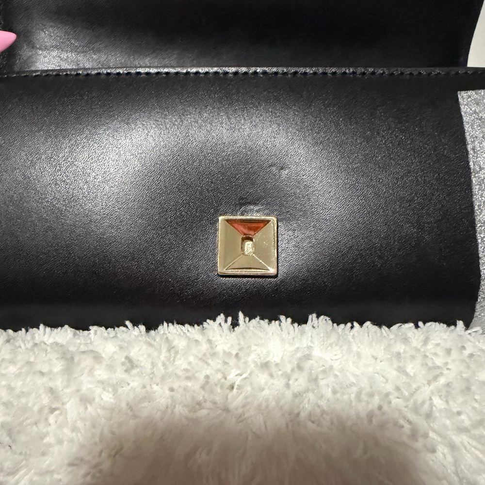 SOLD❣️ Michael Kors Black Leather Wallet with Gold Logo - Picture 3 of 13
